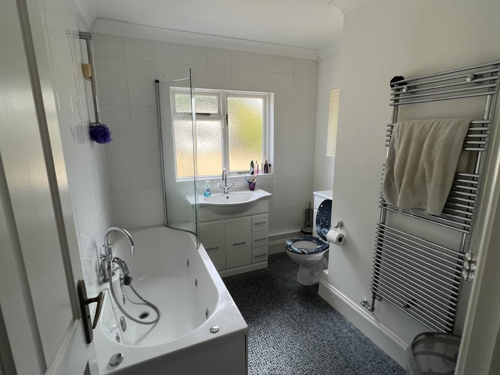 Lot: 99 - DETACHED BUNGALOW SET IN APPROXIMATELY 1.6 ACRES WITH POTENTIAL - 